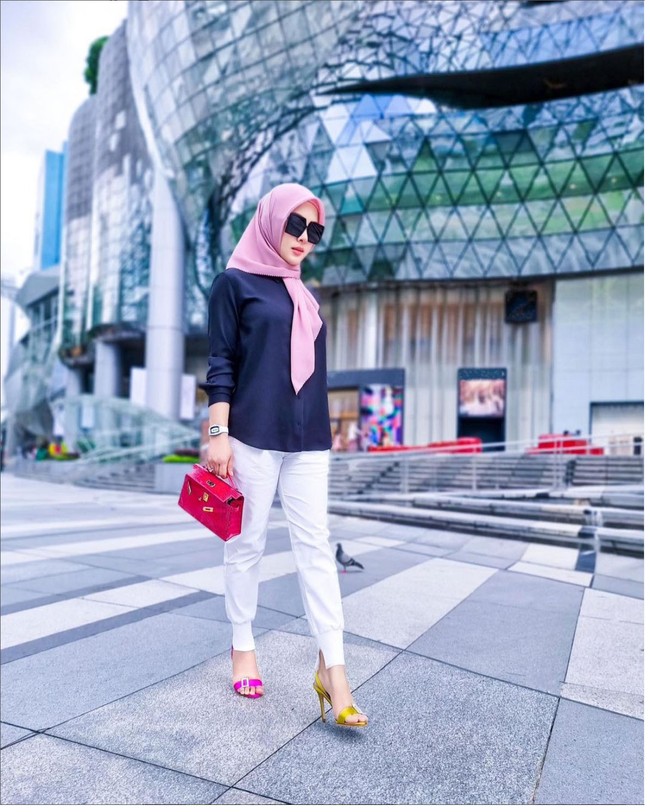 Menenteng tas Hermes ukuran kecil, Syahrini bergaya unik dengan memakai sepatu yang berbeda warna kiri dan kanan. Sepatu sandal berbeda warna itu datang dari koleksi brand SJP by Sarah Jessica Parker. Foto: Dok. Instagram @princessyahrini