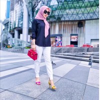 Menenteng tas Hermes ukuran kecil, Syahrini bergaya unik dengan memakai sepatu yang berbeda warna kiri dan kanan. Sepatu sandal berbeda warna itu datang dari koleksi brand SJP by Sarah Jessica Parker. Foto: Dok. Instagram @princessyahrini