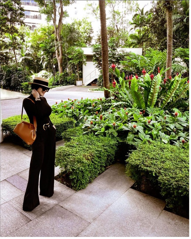 Bergaya dengan busana hitam Syahrini menenteng tas Fendi. Kali ini tubuhnya jadi sorotan teman-temannya yang berkomentar di Instagram @princesssyahrini. “Ncesssss kuyusssss nyataaaaaaahhhh,” tulis makeup artist Anpa Suha. Foto: Dok. Instagram @princessyahrini