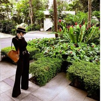 Bergaya dengan busana hitam Syahrini menenteng tas Fendi. Kali ini tubuhnya jadi sorotan teman-temannya yang berkomentar di Instagram @princesssyahrini. “Ncesssss kuyusssss nyataaaaaaahhhh,” tulis makeup artist Anpa Suha. Foto: Dok. Instagram @princessyahrini