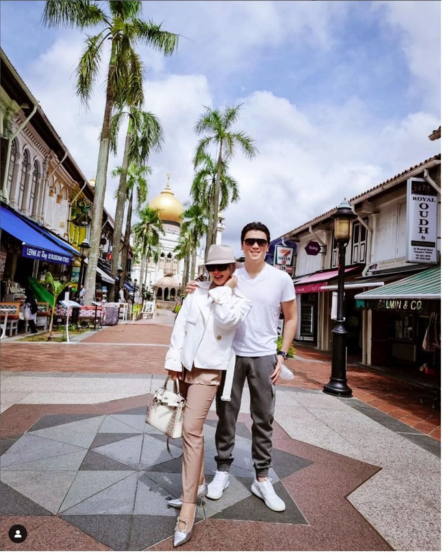 Syahrini berpose bersama Reino Barack dengan latar masjid termegah di Singapura, Masjid Sultan. Dia tampak meneteng tas Hermes Kelly miliknya yang harganya mencapai lebih dari Rp 2 miliar. Foto: Dok. Instagram @princessyahrini