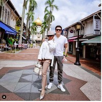 Syahrini berpose bersama Reino Barack dengan latar masjid termegah di Singapura, Masjid Sultan. Dia tampak meneteng tas Hermes Kelly miliknya yang harganya mencapai lebih dari Rp 2 miliar. Foto: Dok. Instagram @princessyahrini