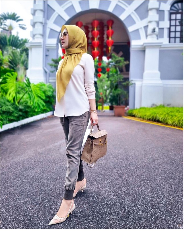 Syahrini berada di Singapura sejak akhir tahun 2021. Dan sudah lebih dari sebulan ini, istri Reino Barack itu mengunggah deretan foto #ootd penampilannya di Negeri Singa. Foto: Dok. Instagram @princessyahrini