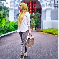 Syahrini berada di Singapura sejak akhir tahun 2021. Dan sudah lebih dari sebulan ini, istri Reino Barack itu mengunggah deretan foto #ootd penampilannya di Negeri Singa. Foto: Dok. Instagram @princessyahrini