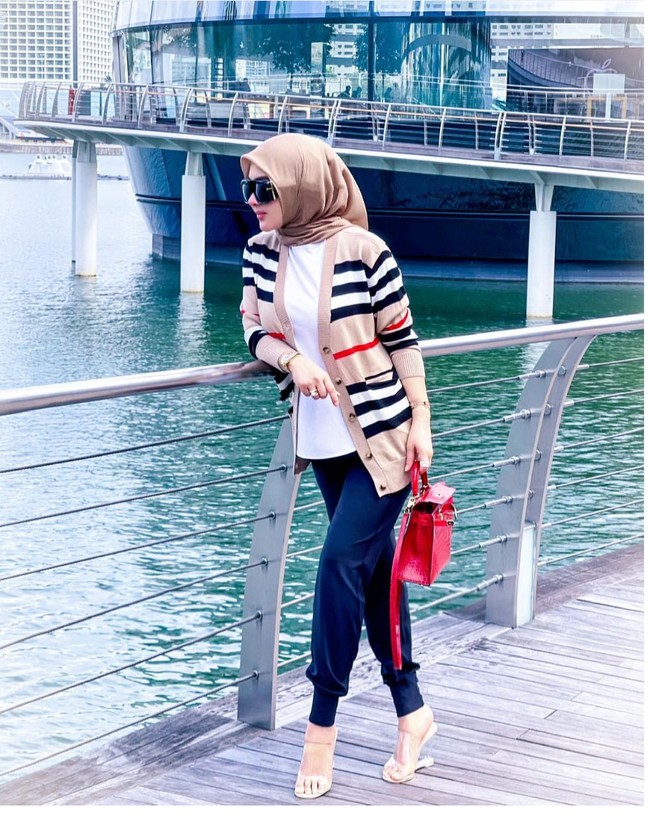 Berpose dengan membawa tas Hermes Kelly berwarna merah di kawasan Marina Bay Sands, Singapura, Syahrini lagi-lagi dikomentari temannya soal tubuhnya. “Jangan kekurusan sayangku 😍udah cukup segitu ya, langsing & cantik 😘❤️ @princessyahrini,” tulis akun @lianatahier. “Belom Kurusss Cintaahhh,” balas pelantun Sesuatu itu di kolom komentar Instagramnya. Foto: Dok. Instagram @princessyahrini