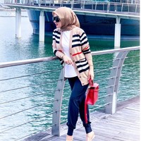 Berpose dengan membawa tas Hermes Kelly berwarna merah di kawasan Marina Bay Sands, Singapura, Syahrini lagi-lagi dikomentari temannya soal tubuhnya. “Jangan kekurusan sayangku 😍udah cukup segitu ya, langsing & cantik 😘❤️ @princessyahrini,” tulis akun @lianatahier. “Belom Kurusss Cintaahhh,” balas pelantun Sesuatu itu di kolom komentar Instagramnya. Foto: Dok. Instagram @princessyahrini