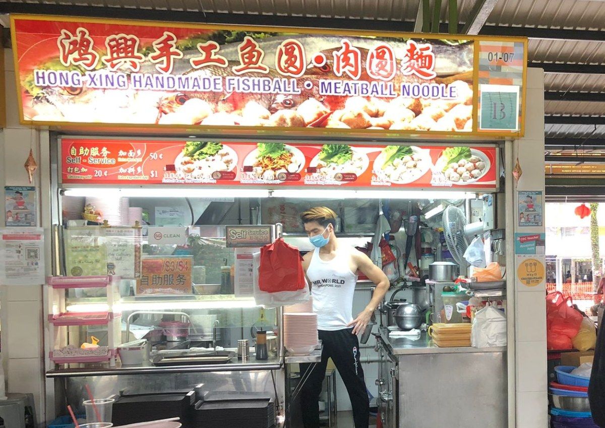 Tak Cuma Modal Tubuh Kekar Saja! Penjual Bakso Ikan Ini Giat Berjualan