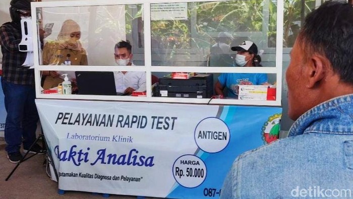 Satgas COVID-19 Banyuwangi menertibkan 8 pos layanan rapid antigen di sekitar Pelabuhan Ketapang. Mereka diketahui tidak memiliki izin operasi.