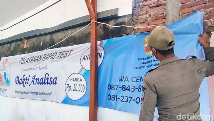 Tidak Berizin, Layanan Rapid Antigen di Pelabuhan Ketapang Ditertibkan Satgas COVID-19 Banyuwangi menertibkan 8 pos layanan rapid antigen di sekitar Pelabuhan Ketapang. Mereka diketahui tidak memiliki izin operasi.