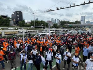 Massa Buruh Membubarkan DIri, Lalin Kawasan DPR Kembali Normal