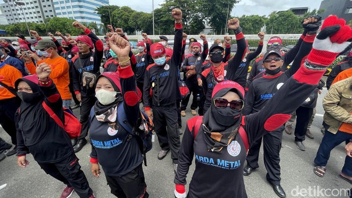 Massa dari berbagai elemen buruh menggelar aksi unjuk rasa di depan Gedung DPR RI, Jakarta. Dalam aksi itu massa buruh menuntut pencabutan omnibus law.