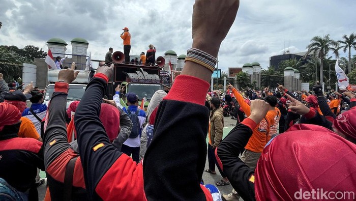 Massa dari berbagai elemen buruh menggelar aksi unjuk rasa di depan Gedung DPR RI, Jakarta. Dalam aksi itu massa buruh menuntut pencabutan omnibus law.
