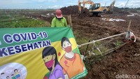 Alat berat tampak dikerahkan untuk melakukan pengerukan tanah sebagai upaya mempersiapkan lahan baru pemakaman bagi jenazah COVID-19 di TPU Rorotan.