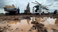Sementara itu, terkait dengan meningkatnya jumlah kasus COVID-19, Jakarta dilaporkan menjadi provinsi penyumbang kasus aktif terbesar di Indonesia. Berdasarkan catatan terakhir yang dikutip dari laman corona.jakarta.go.id, total kasus aktif (orang yang masih dirawat atau diisolasi) mencapai 67.219 kasus. Dari 67.219 kasus aktif tersebut, sebanyak 14.625 masih dirawat di rumah sakit. Sementara 52.594 kasus lainnya tengah menjalani isolasi mandiri.