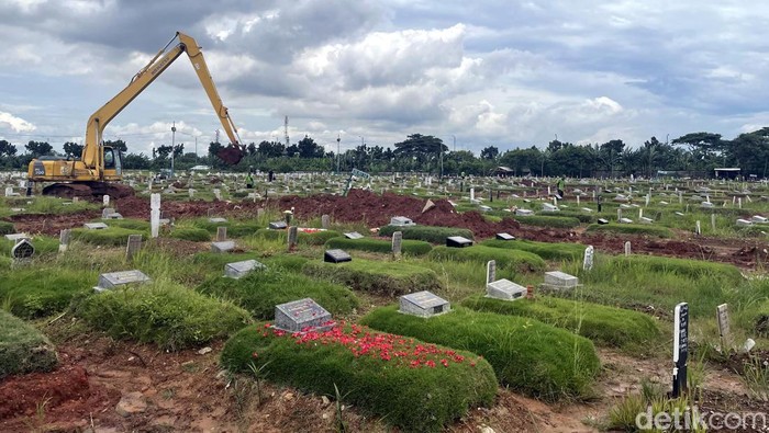 Pengelola makam TPU Rorotan khusus jenazah COVID-19 menyiapkan lahan baru. Hal itu dilakukan sebagai antisipasi lonjakan kasus COVID-19 di Jakarta.