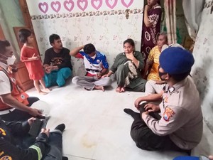 Isak Tangis Sambut Kepulangan 2 Korban Selamat Perahu Pecah di Laut Tuban