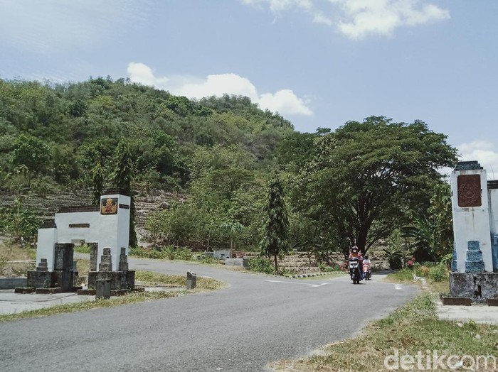 Tugu perbatasan Kabupaten Klaten dan Gunung Kidul di Desa Burikan, Kecamatan Cawas, Senin (7/2/2022).