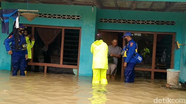 Petugas mendistribusikan makanan di lokasi banjir, Senin (7/2/2022).