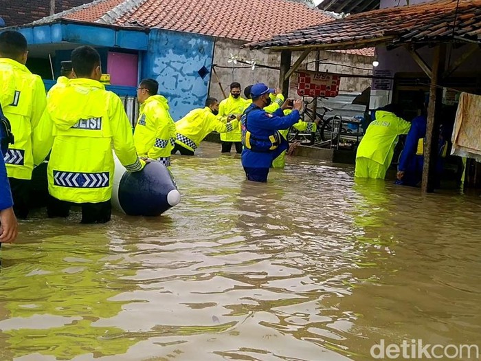 Petugas mendistribusikan makanan di lokasi banjir, Senin (7/2/2022).