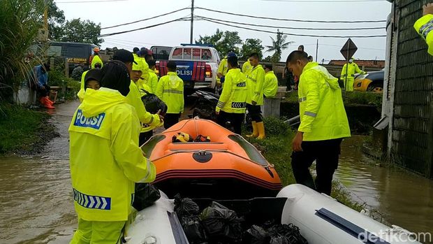 Petugas mendistribusikan makanan di lokasi banjir, Senin (7/2/2022).