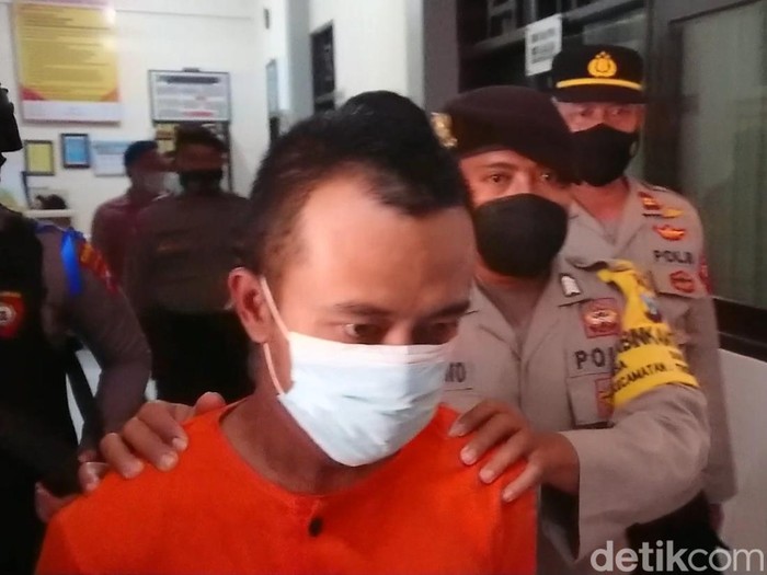 PN Trenggalek menjatuhkan vonis 18 tahun penjara kepada SM (34). SM merupakan ustaz yang mencabuli 34 santriwati.