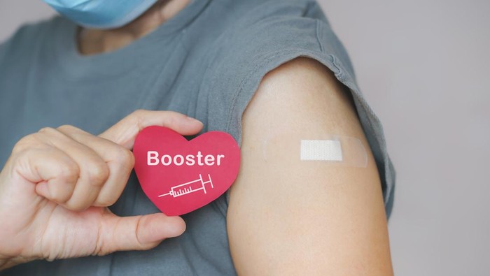 Vaksin Booster yang Cocok untuk Sinovac, Ini Daftar Diizinkan Kemenkes senior woman show red heart shape with syringe icon, after vaccinated or inoculation booster dose due to spread of corona virus, population, social or herd immunity concept