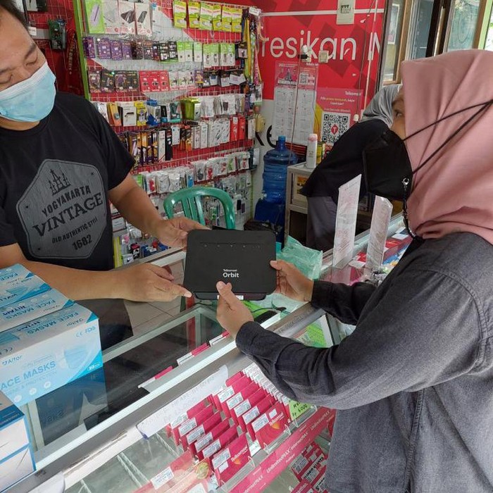 VP Consumer Sales Area Jawa Bali, Riny Novitriyanti, memberikan edukasi terkait kelebihan dan keuntungan menggunakan orbit di Outlet wilayah Jawa Bali.