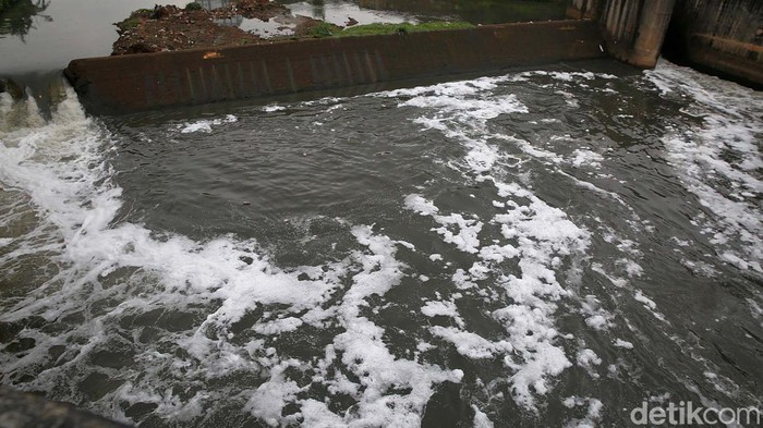 Aliran Banjir Kanal Timur di Cipinang, Jakarta, kembali berbusa. Busa ini disebabkan air tercemar limbah deterjen.