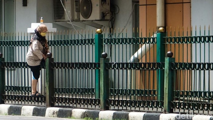 Sejumlah warga masih kedapatan panjat pagar saat masuk-keluar dari Stasiun Cikini, Jakarta. Mereka cari jalan pintas karena akses keluar masuk yang dinilai jauh