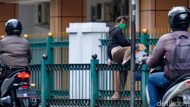 Sederet Alasan KAI Tak Bongkar Pagar Stasiun Cikini Meski Dilompati