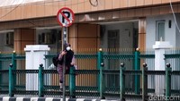 Menurut Ixfan, hampir seluruh stasiun KRL di wilayah Daop 1 Jakarta dirancang dengan sistem pemagaran di area pedestrian. Fungsinya bukan hanya untuk keamanan, tapi juga penataan kawasan stasiun agar lebih tertib dan terintegrasi. (Andhika Prasetia/detikcom)