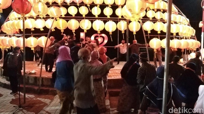 Warga bercengkerama di bawah lampion di Pucang Arum, Sunan Jogo Kali, Pucangsawit, Senin (7/2/2022) malam.