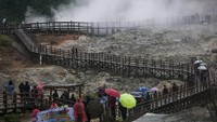 Posisi Kawah Sikidang Dieng berbeda dengan kawah pada umumnya, yang terletak di puncak gunung berapi dan susah untuk dilihat. Kawah Sikidang berada di tanah yang datar sehingga pengunjung leluasa melihat lumpur panas meletup-letup dan gas atau asap yang berwarna putih pekat mengepul di udara. (ANTARA FOTO/Harviyan Perdana Putra)
