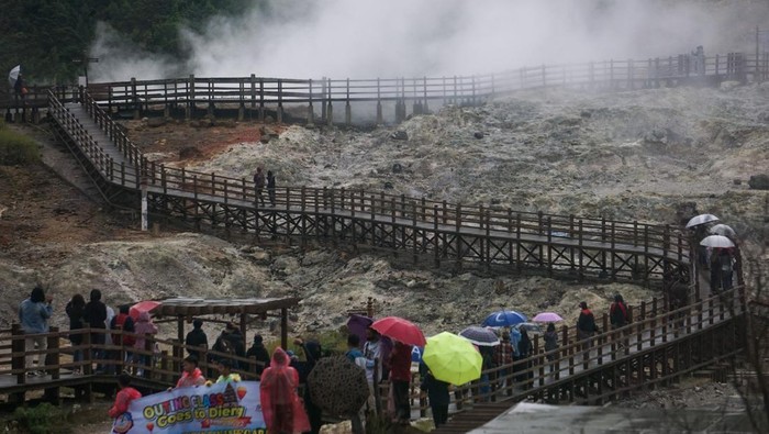 Wisatawan mengunjungi Kawah Sikidang Dieng di Kabupaten Banjarnegara, Jawa Tengah, Sabtu (5/2/2022). Wisata Kawah Sikidang ramai dikunjungi wisatawan domestik saat akhir pekan. ANTARA FOTO/Harviyan Perdana Putra/rwa.