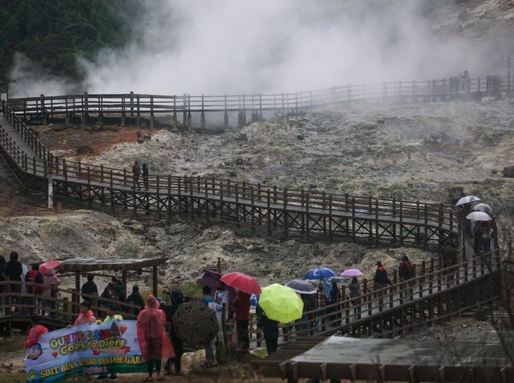 Terpikat Kemolekan Kawah Sikidang dan Candi Arjuna