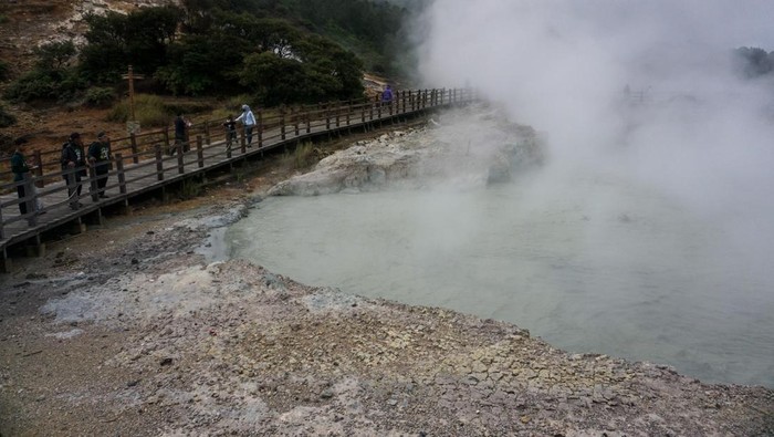 Wisatawan mengunjungi Kawah Sikidang Dieng di Kabupaten Banjarnegara, Jawa Tengah, Sabtu (5/2/2022). Wisata Kawah Sikidang ramai dikunjungi wisatawan domestik saat akhir pekan. ANTARA FOTO/Harviyan Perdana Putra/rwa.
