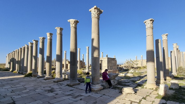 People visit the ancient Roman city of Leptis Magna, in the coastal Libyan city of Al-Khums, some 120Km east of the capital Tripoli, on February 4, 2022. (Photo by Mahmud TURKIA / AFP)