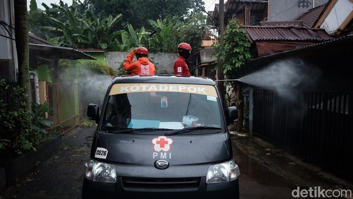 Petugas PMI menyemprotkan cairan disinfektan di Perumahan Villa Santika, Kota Depok, Provinsi Jawa Barat, Selasa (8/2/2022).