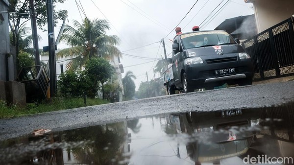 14 KK Positif Omicron, Perumahan di Depok Disemprot Disinfektan