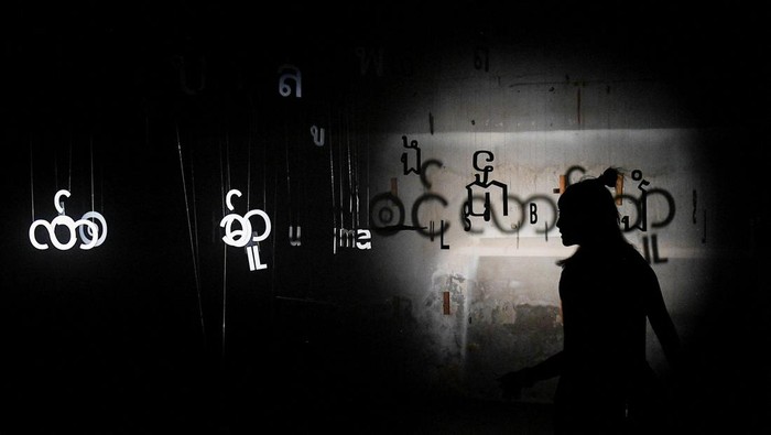 17 Tahun Terbengkalai, Mal di Bangkok Jadi Pameran Seni An abandoned New World department store is seen as a part of a light installation exhibition to promote tourism, in Bang Lamphu district, Bangkok Thailand February 6, 2022. REUTERS/Chalinee Thirasupa