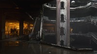 Bangunan tersebut merupakan New World Mall yang dibuka pada tahun 1984. Dulu mal ini mendulang sukses besar, dengan menyandang predikat mal terbesar saat itu.  