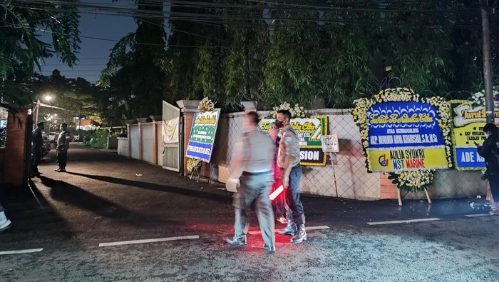 Anak Gubernur Kalimantan Utara (Kaltara), AKP Novandi Arya Kharizma, tewas dalam kecelakaan mobil Camry di Senen, Jakarta Pusat. Karangan bunga banjiri rumah duka di wilayah Jakarta Selatan.