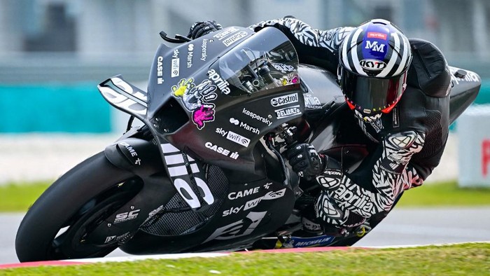 Aprilia Racings Spanish rider Aleix Espargaro takes a corner during the second day of the pre-season MotoGP winter test at the Sepang International Circuit in Sepang on February 6, 2022. (Photo by Ahmad Fadali / AFP)