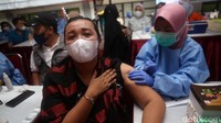 Tenaga kesehatan menyuntikkan vaksin lanjutan COVID-19.
