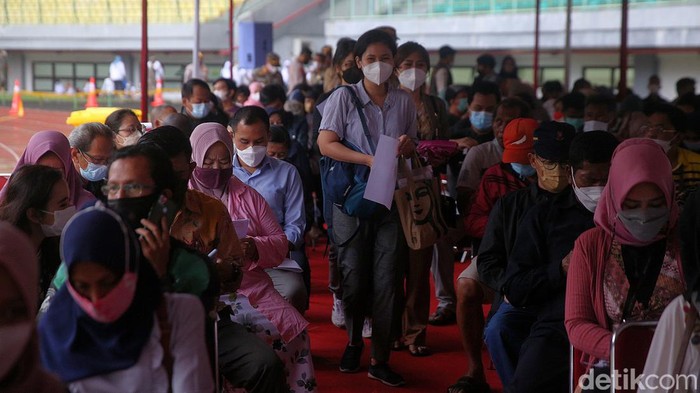 Antrean Vaksin Booster Mengular di Stadion Patriot Candrabhaga Vakinasi massal lanjutan atau dosis ketiga mulai gencar dilakukan. Salah satunya di Kota Bekasi, tepatnya di Stadion Patriot Candrabhaga.