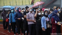 Meski hujan deras mengguyur, alasan kuat untuk sehat lewat vaksin tidak mengendurkan niat warga.