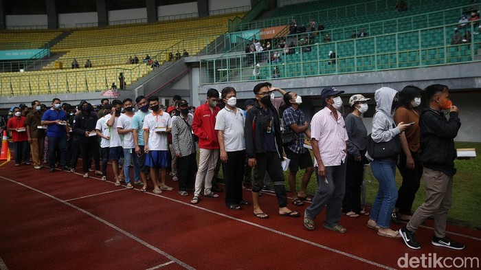 Antrean Vaksin Booster Mengular di Stadion Patriot Candrabhaga Vakinasi massal lanjutan atau dosis ketiga mulai gencar dilakukan. Salah satunya di Kota Bekasi, tepatnya di Stadion Patriot Candrabhaga.