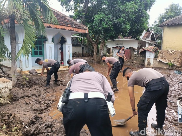 Warga Tambakrejo, Kecamatan Tongas, Probolinggo dilanda banjir bandang. Polisi memberikan bantuan makanan dan minuman.