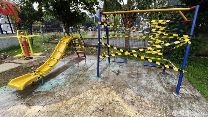 Cegah Penyebaran Omicron, Bojongkulur Bogor Ditutup Mengantisipasi penyebaran Covid-19 varian Omicron di wilayah Bogor, Taman Ruang Hijau (TRH), kembali ditutup sementara. Salah satunya Taman Bojongkulur, Ciangsana, Kabupaten Bogor, Selasa (08/02/2022), kembali ditutup sementara.