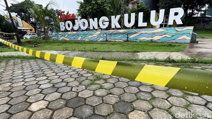 Cegah Penyebaran Omicron, Bojongkulur Bogor Ditutup Mengantisipasi penyebaran Covid-19 varian Omicron di wilayah Bogor, Taman Ruang Hijau (TRH), kembali ditutup sementara. Salah satunya Taman Bojongkulur, Ciangsana, Kabupaten Bogor, Selasa (08/02/2022), kembali ditutup sementara.